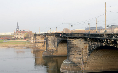在德国的德累斯顿易北河大桥的视图
