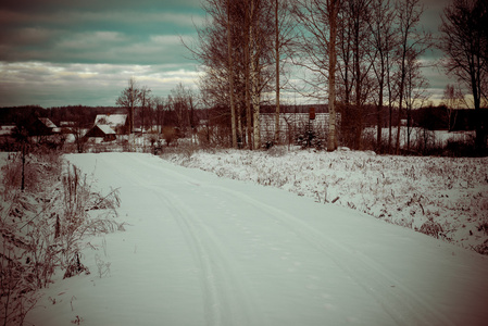 在冬天复古老式国家雪路