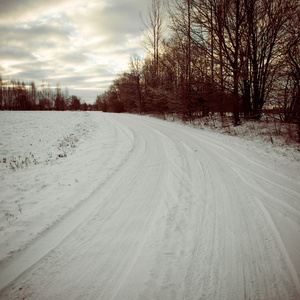 在冬天复古老式国家雪路