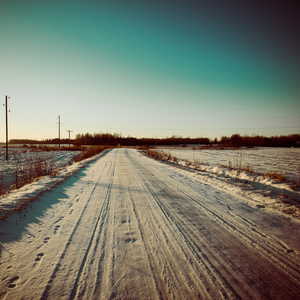 在冬天复古老式国家雪路