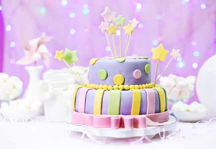 美味的生日蛋糕上闪亮的粉红色背景