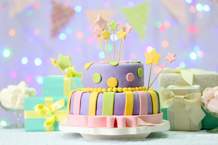 美味的生日蛋糕上闪闪发亮的浅色背景