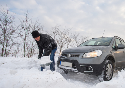 车被困在雪中