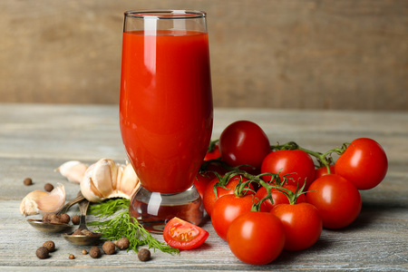 美味的番茄汁和新鲜的西红柿，木制的桌子上的玻璃