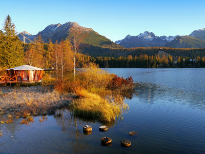 早上风景名胜风景名胜景观,湖边的全景视图照片