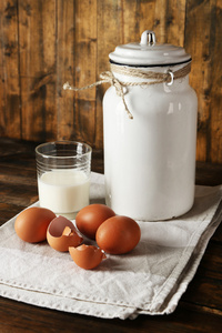 牛奶可以用鸡蛋 蛋壳和玻璃仿古木制背景