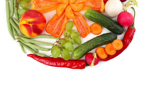 新鲜有机蔬菜和水果上白色孤立图片