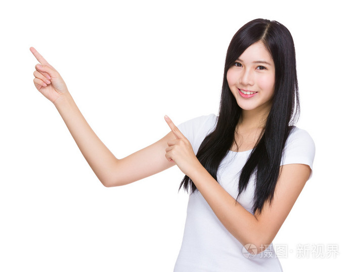 女人用手指向上