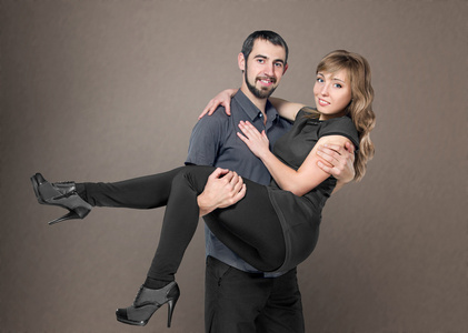 青年男子怀里抱着的女人照片