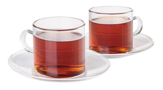 在背景上的玻璃杯子里的茶。在文化背景上的玻璃杯子茶