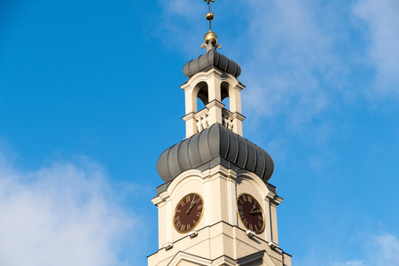 教堂的塔楼，映衬在蓝天下