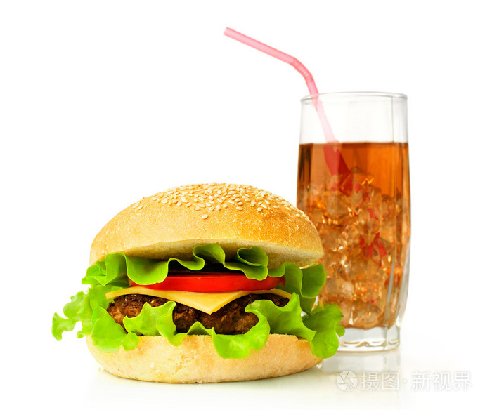 大的汉堡包和可乐加冰块