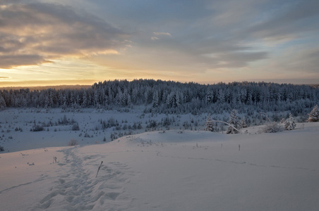 冬季日出时在山林中的多彩景观