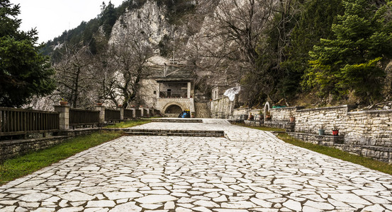 扔石头的修道院的餐厅 Pelekiti，希腊