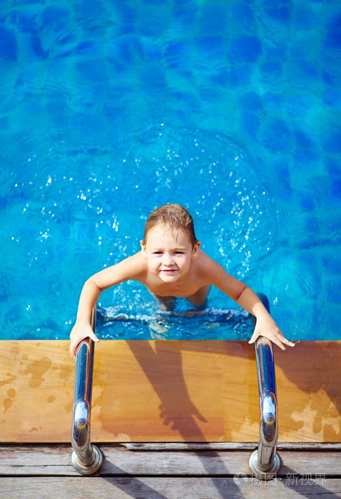 小男孩孩子在游泳池里游泳照片-正版商用图片1ht5bg-摄图新视界
