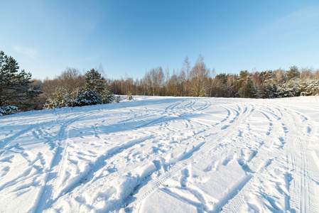 下雪的冬天路与轮胎标记