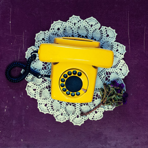 黄色的老式电话老木背景