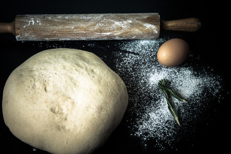 面粉 擀面杖 鸡蛋 rosemarin 和馅饼的面团