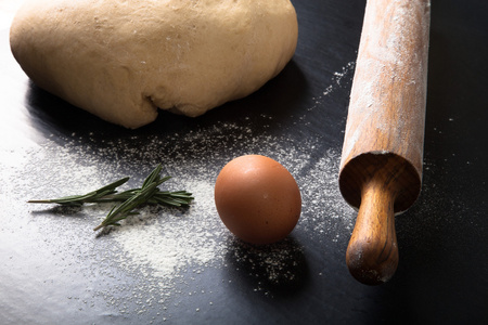 面粉 擀面杖 鸡蛋 rosemarin 和馅饼的面团