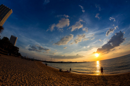 热带的海滩，在日落时分，芭堤雅海滩，泰国，鱼眼视图