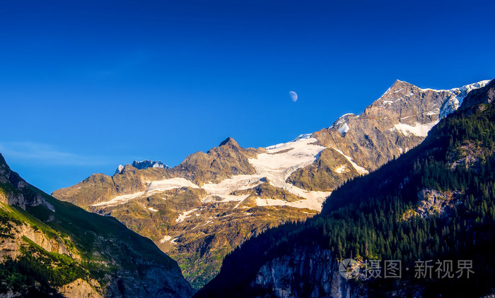 在戏剧性的蓝色天空瑞士高山美景