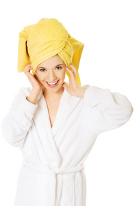年轻微笑的女人，穿着浴袍的肖像