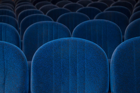 空的蓝色电影院或剧院座位图片