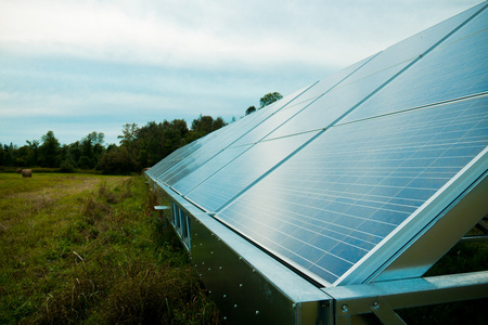 太阳能电池板在一个农民的田里