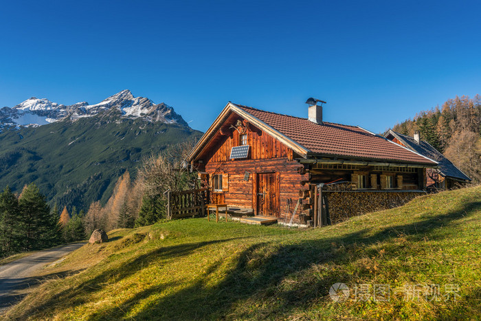 在农村的秋天风景阿尔卑斯山老木屋小屋