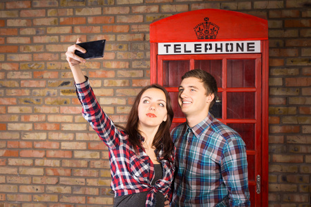 夫妇考虑自画像与红色电话亭