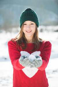 女孩玩雪在公园