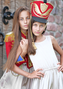 两个女孩在骠骑兵风格的肖像