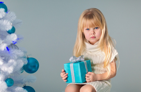礼物在圣诞树上的小女孩