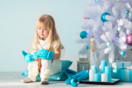 礼物在圣诞树上的小女孩