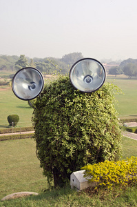 在亚洲公园装饰树上的照明灯具