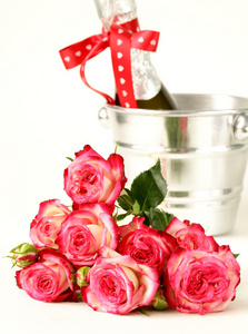 浪漫静物香槟，玫瑰，圣瓦伦丁的节日礼物