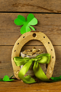 绿色三叶草叶子和一袋金子圣 Patrick 母亲节的象征