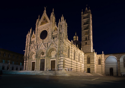 在晚上的锡耶纳主教座堂图片