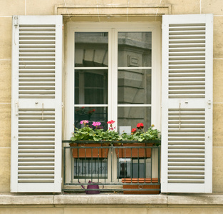 白色与百叶窗的旧建筑物在巴黎蒙马特尔