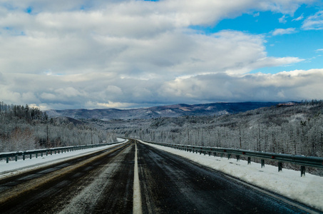 在西伯利亚的冬季道路。俄罗斯