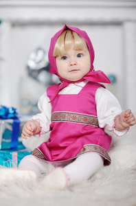 在俄罗斯的民族服饰和一条围巾上她头端坐马上的宝贝女儿
