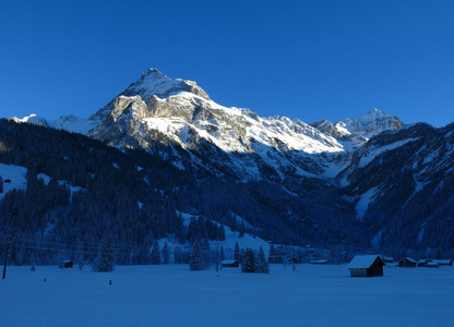 Spitzhorn 在傍晚的光线