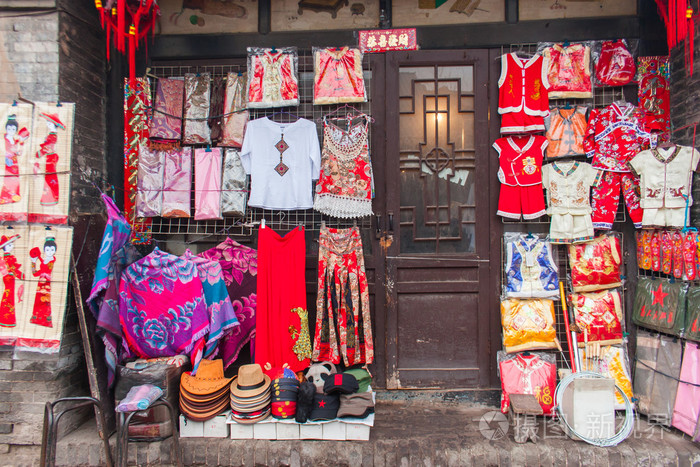 在老城中国传统服饰商店的门面