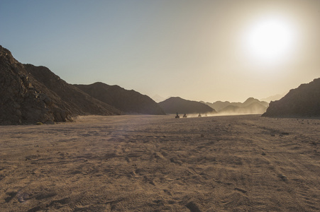 四轮摩托 safari 通过岩石沙漠