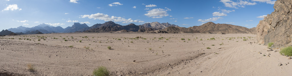 山的岩石沙漠风景