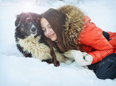 一只狗在雪地里的女孩