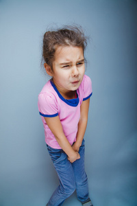 男人和女人签收白色背景上厕所可爱的小女孩在小便.孩子戴牛仔帽.