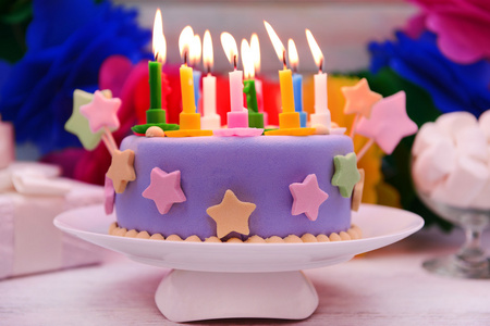 在明亮的背景上桌上美味的生日蛋糕
