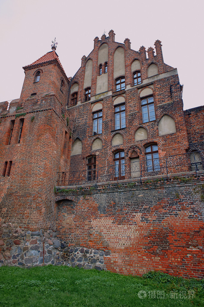 在中世纪建筑的哥特式窗户照片-正版商用图片1hto4v-摄图新视界