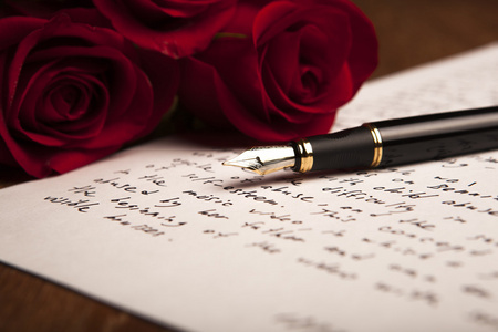 静物的一支钢笔，纸和花玫瑰